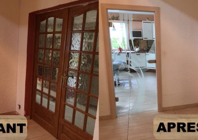 RENOVATION PORTES INTERIEURES HABILLAGE BLOC PORTE AVEC CHAMBRANLE STRATIFIE HUGA DURAT ET PORTE VERRE SECURIT 8MM MOTIF LASER GAMA 68
